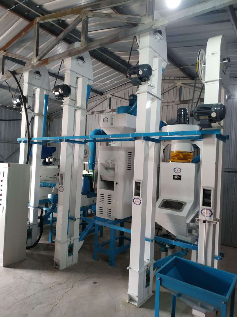 NZJ10型小米成套加工設(shè)備安裝調(diào)試完畢。河北人張家口蔚縣宋家莊鄉(xiāng)宋家莊村